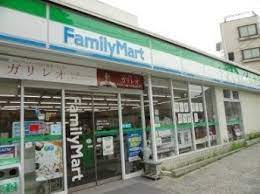 コンビニ　ファミリーマート目黒本町三丁目店（コンビニ）まで297m