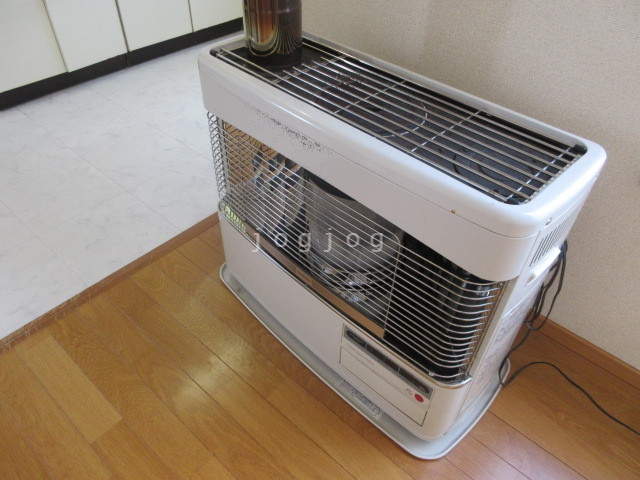 その他設備　冬はあったか石油ストーブです。