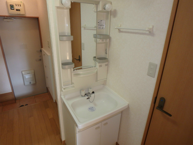 洗面設備　独立洗面台。別部屋参考写真。