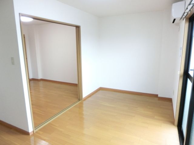 その他部屋・スペース　別角度からリビングスペースです