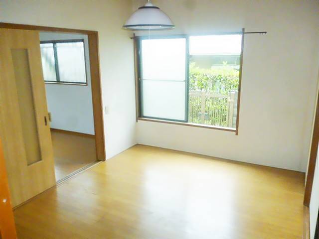 居室・リビング　角部屋ですので窓が沢山！