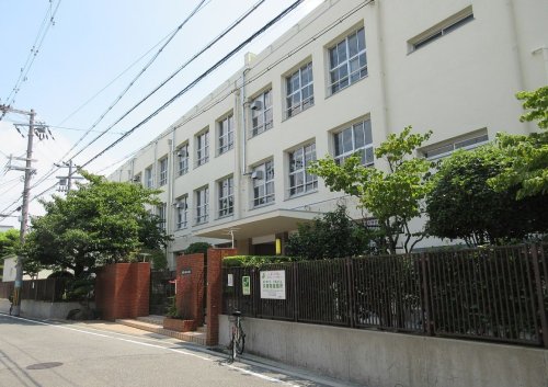 小学校　遠里小野小学校（小学校）まで720m