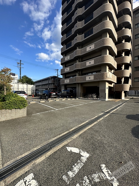 駐車場　広々とした駐車スペース。ハイルーフ車ＯＫ。