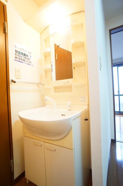 その他共有部分　屋根付き駐輪場あります☆