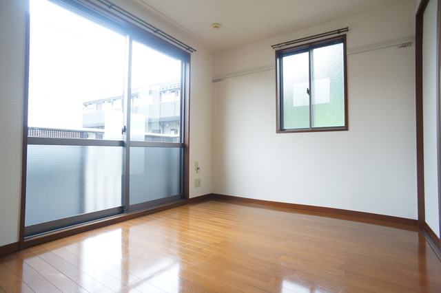 居室・リビング　角部屋・２面採光の明るいお部屋です！