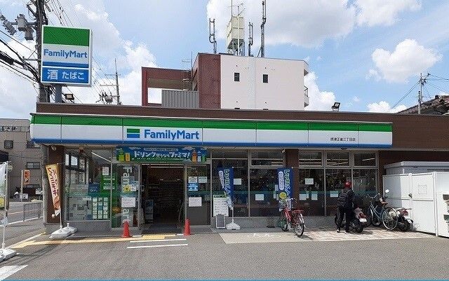 コンビニ　ファミリーマート様（コンビニ）まで800m