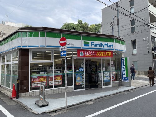 コンビニ　ファミリーマート（コンビニ）まで92m
