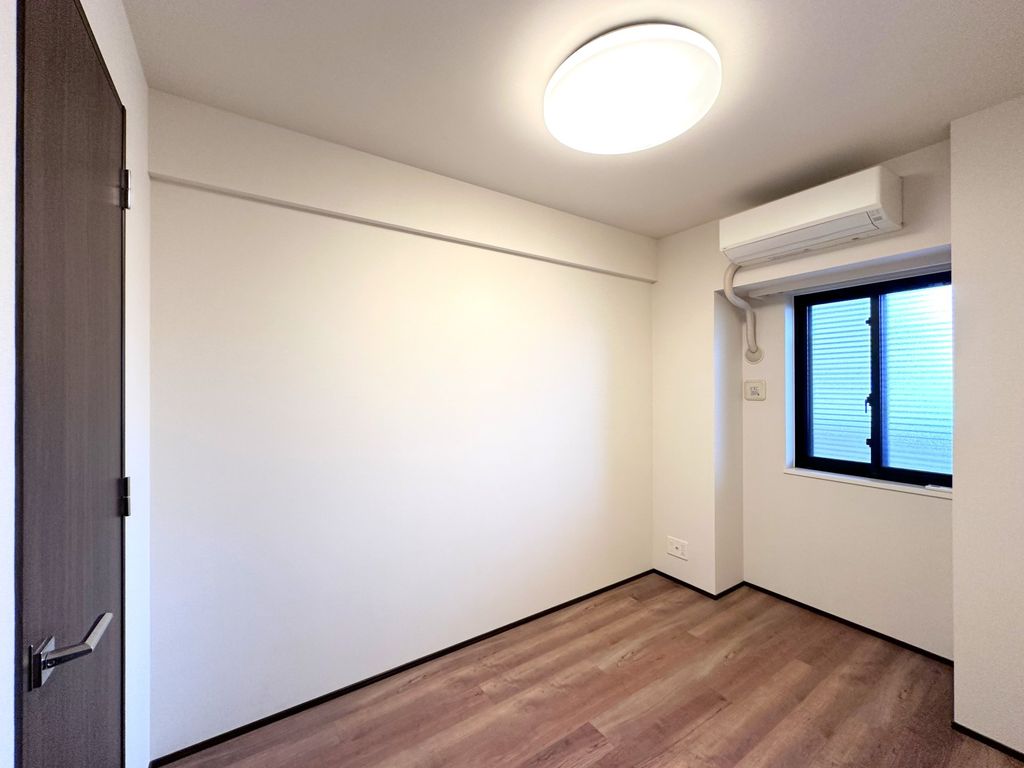 その他部屋・スペース　洋室５帖、クリーニング前です。