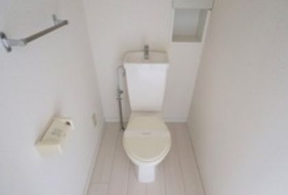 トイレ　落ち着いた色調のトイレです