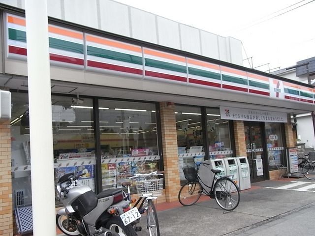 コンビニ　セブンイレブン（コンビニ）まで180m