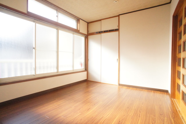 その他部屋・スペース　採光性の良い大きな窓で明るい室内です☆