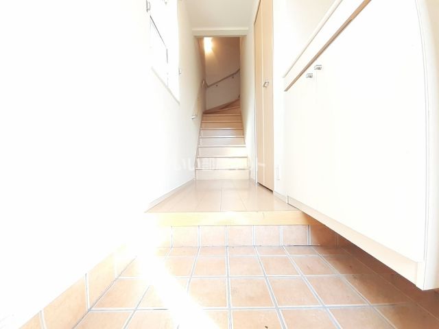 ＪＲ東海道本線 平塚駅 バス乗車時間：20分 最寄りバス停で下車 徒歩7分 2階建 築14年の玄関写真