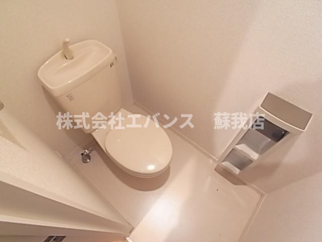 トイレ　落ち着いた色調のトイレです