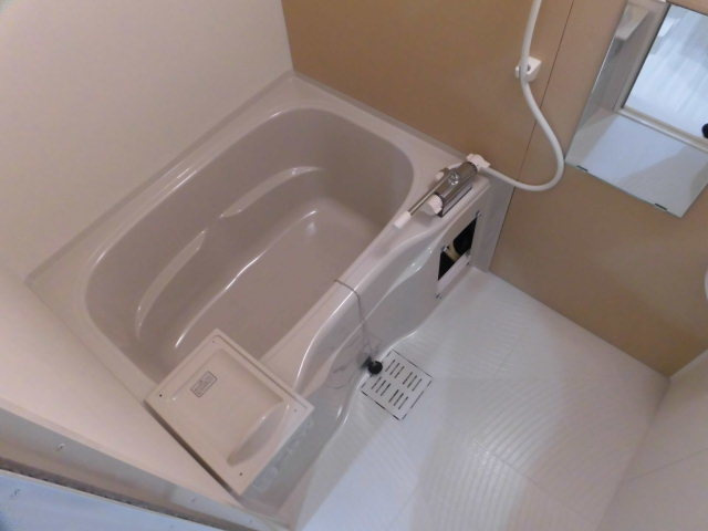 バス・シャワールーム　鏡付きの綺麗なバスルームです。