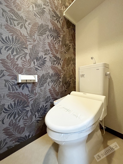 トイレ　人気アイテムの温水洗浄便座。清潔感のあるトイレです。