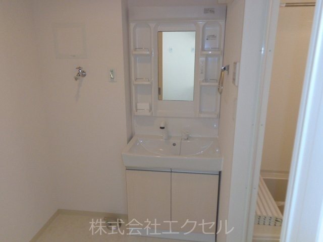 洗面設備　忙しい朝にも便利な独立洗面台です。