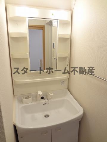 洗面設備　ゆったりとスペースのある洗面所