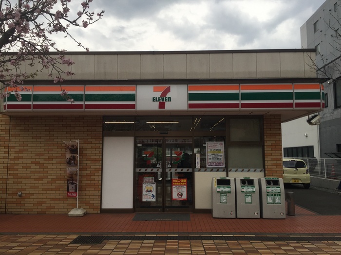 コンビニ　セブンイレブン（コンビニ）まで56m