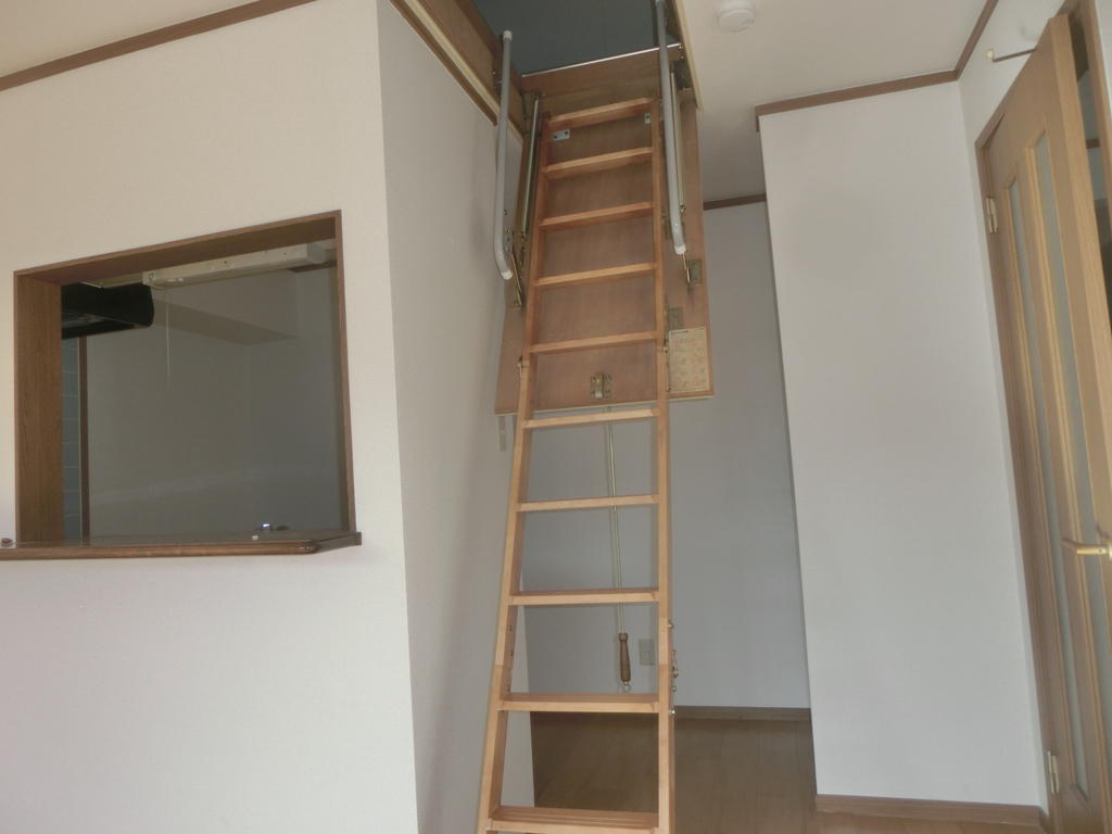 その他設備　屋根裏収納階段