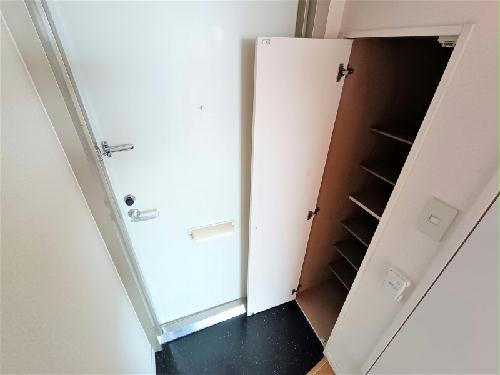 玄関　玄関には下駄箱スペースがあります。