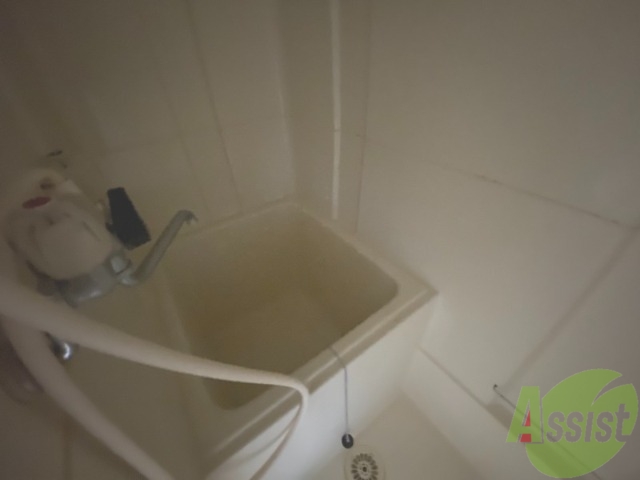 バス・シャワールーム　お風呂はこちら。１人暮らしにはピッタリのサイズ感ですね！