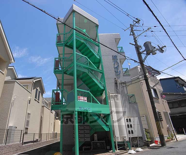 【京都市伏見区淀池上町のマンションのエントランス】