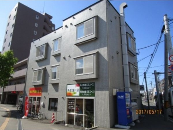 札幌市南区澄川四条のアパートの建物外観
