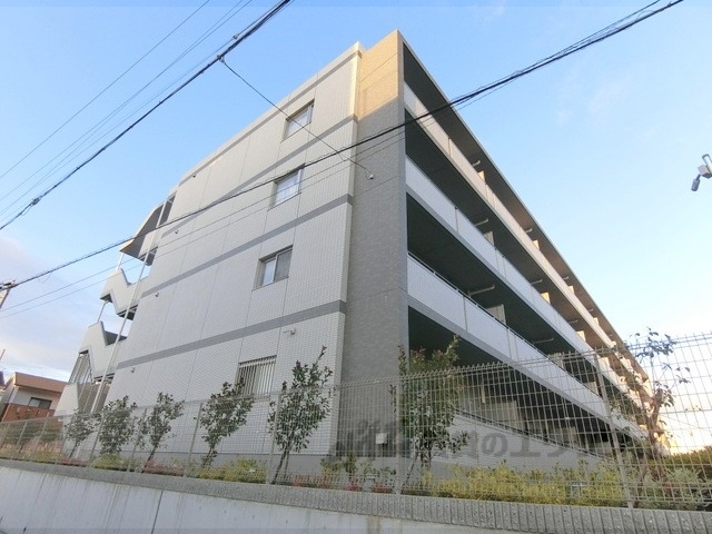 京田辺市田辺勇田のマンションの建物外観