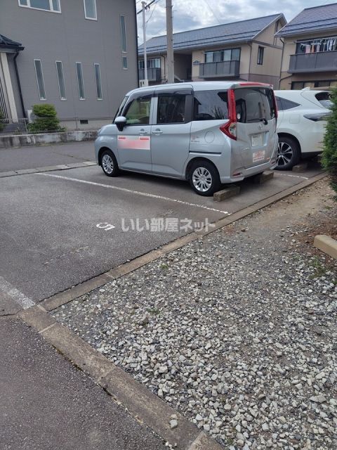 【佐久市取出町のアパートの駐車場】