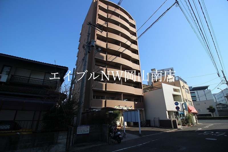 【岡山市北区大供表町のマンションの建物外観】