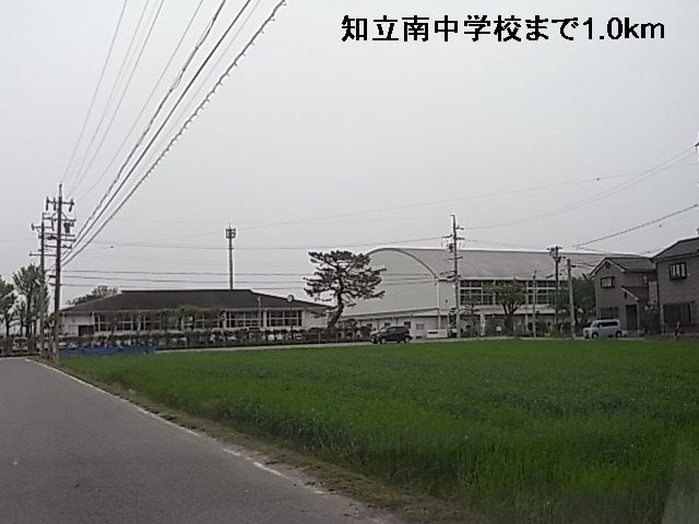 【知立市谷田町のマンションの中学校】