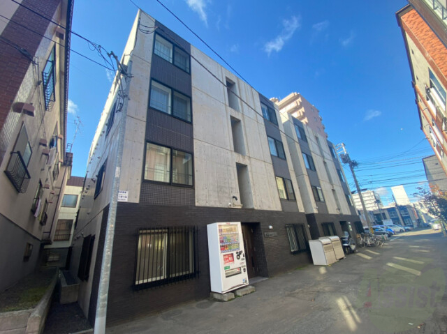 【札幌市中央区南八条西のマンションの建物外観】