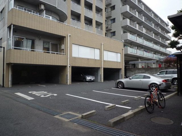 【松戸市下矢切のマンションの駐車場】