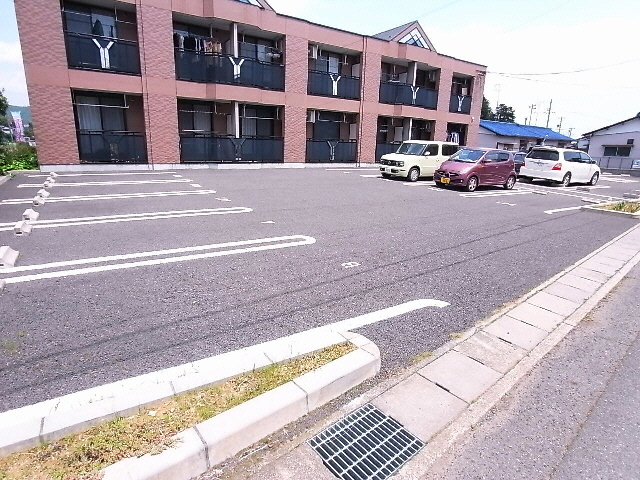 【各務原市那加岩地町のアパートの駐車場】