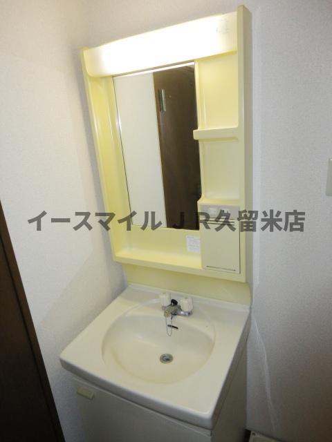 洗面設備　独立洗面台、小物を置くことができて便利です