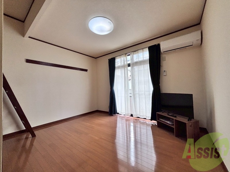 居室・リビング　こちらは７．４帖の洋室になります。家具ご利用ください。