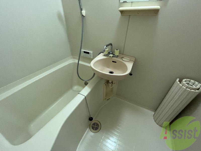 バス・シャワールーム　浴室は狭すぎず、シャワーも浴びやすそうです。