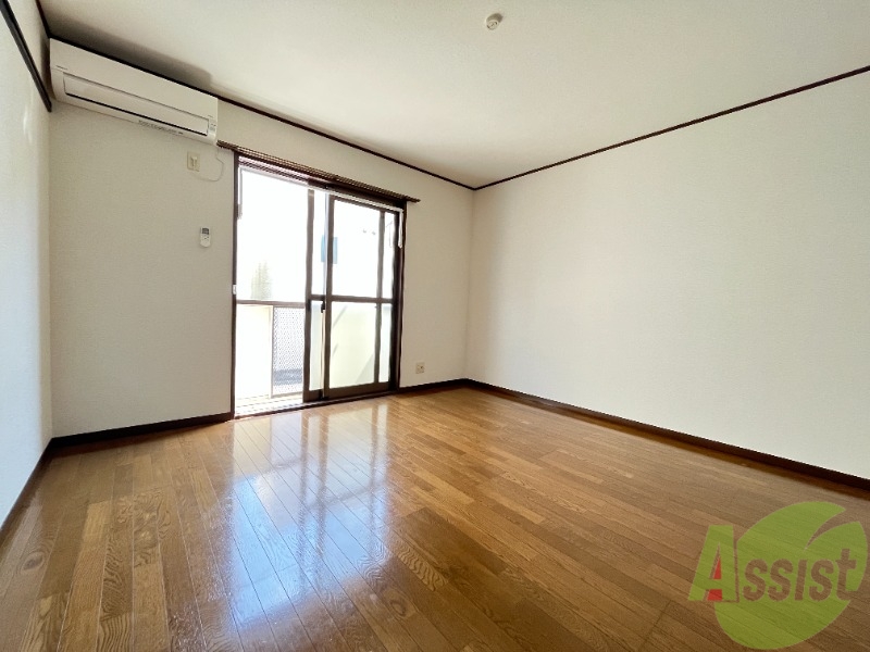 居室・リビング　８帖の洋室です。生活のメインとなる部屋ですね。