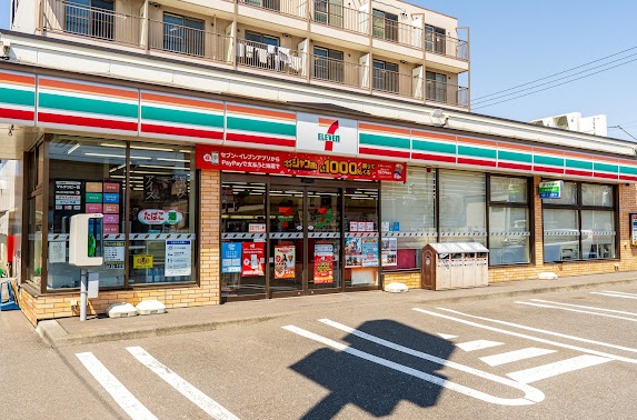 コンビニ　セブンイレブン千歳朝日町店（コンビニ）まで113m
