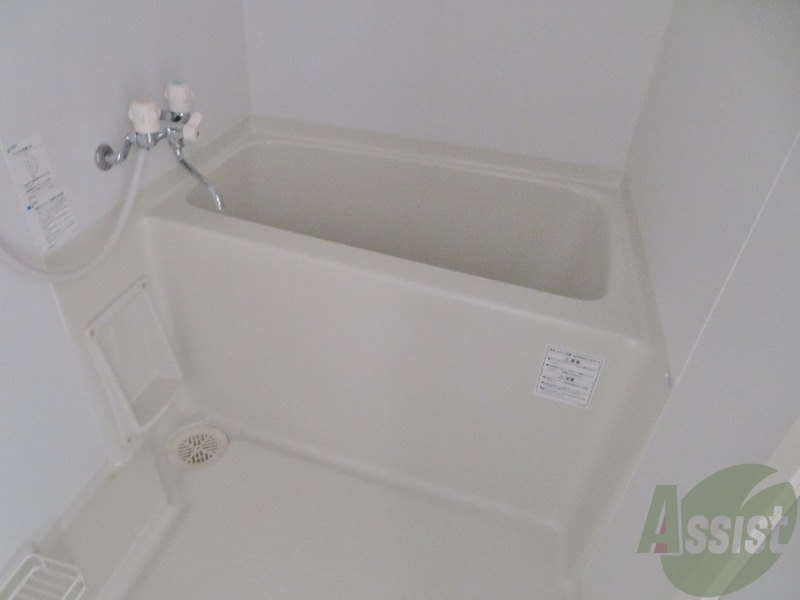 バス・シャワールーム　浴室は肩まで浸かれるくらい広々していますね。