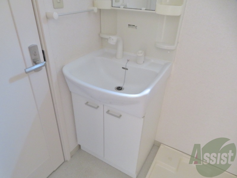 洗面設備　洗面台は独立洗面台です。毎日の身支度が楽しくなりますね。