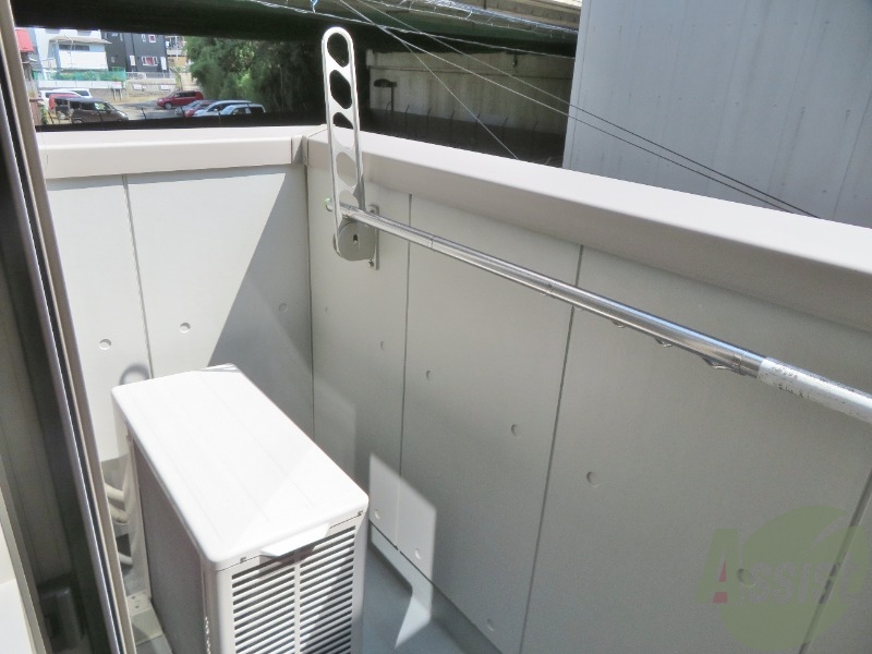 バルコニー　バルコニーはコチラです。長さも幅も丁度いい広さですね。