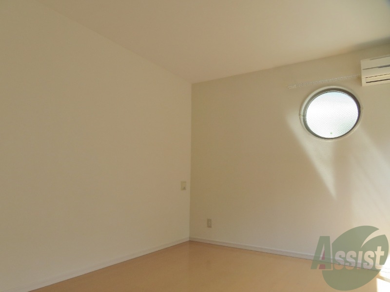 居室・リビング　リビングは８帖の洋室です。陽当たり良好で気持ちいいですね。