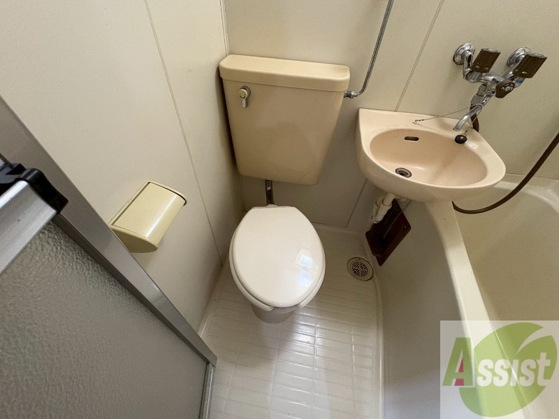 トイレ　ユニットバス内のトイレです。一人暮らしなら十分ですね。