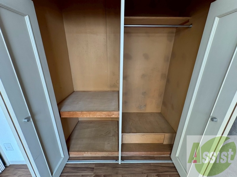 収納　こちらの収納にはハンガーをかけて服もしまえますね。