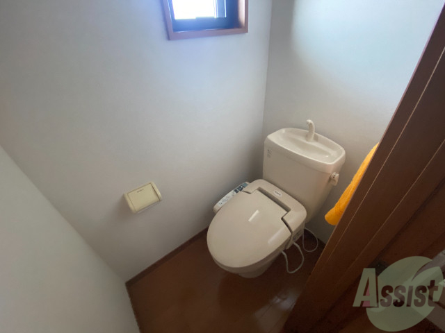 トイレ　嬉しいウォシュレット機能付きです。シャワートイレは便利ですね