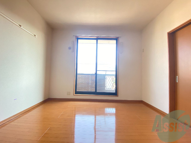 その他部屋・スペース　８帖の洋室です。ベットを置いても余裕のあるお部屋です。