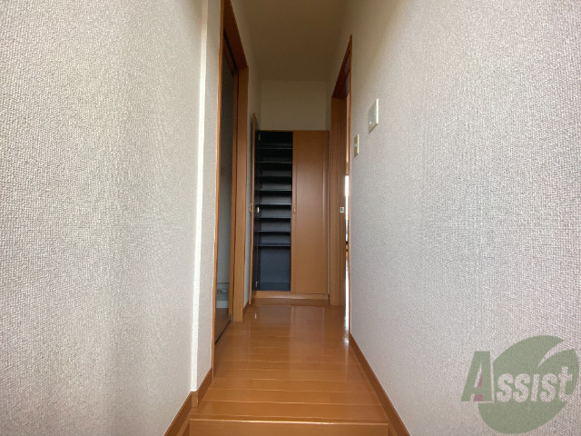 玄関　玄関から撮影しました。敷居が高くないので安心ですね。