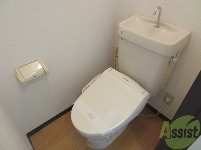 トイレ　ウォシュレット機能がついたトイレです。安心して使用できますね
