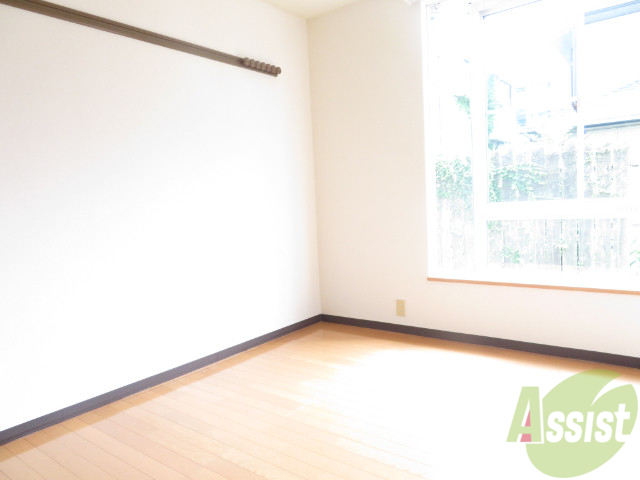 その他部屋・スペース　寝室には窓があるので、朝の目覚めが良さそうです。